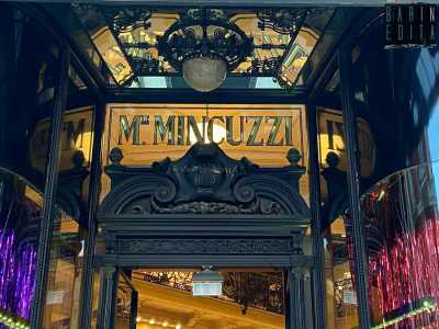 Ed eccoci ora davanti a un�altra elegantissima insegna realizzata su vetro trasparente. � quella di Mincuzzi, palazzo liberty edificato nel 1928 in Via Sparano per ospitare l�omonima ditta di abbigliamento